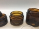 Przezroczysty wkład kosmetyczny Bursztynowy szklany słoik Prosty okrągły kształt z plastikową czarną pokrywką