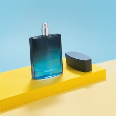 Niestandardowa, kwadratowa szklana luksusowa i elegancka pusta butelka perfum o pojemności 100 ml z rozpylaczem i gradientowym czarno-niebieskim kolorem, szyjka 15 mm