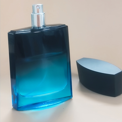 Niestandardowa, kwadratowa szklana luksusowa i elegancka pusta butelka perfum o pojemności 100 ml z rozpylaczem i gradientowym czarno-niebieskim kolorem, szyjka 15 mm