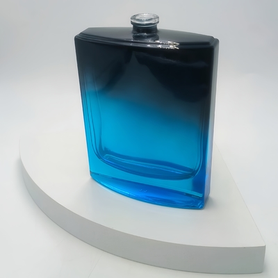 Niestandardowa, kwadratowa szklana luksusowa i elegancka pusta butelka perfum o pojemności 100 ml z rozpylaczem i gradientowym czarno-niebieskim kolorem, szyjka 15 mm