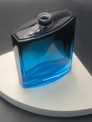 Niestandardowa, kwadratowa szklana luksusowa i elegancka pusta butelka perfum o pojemności 100 ml z rozpylaczem i gradientowym czarno-niebieskim kolorem, szyjka 15 mm