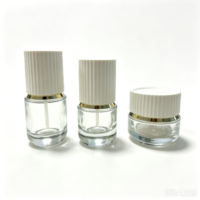 Pusta szklana butelka z pompką 30 ml i 50 ml Pojemnik na kosmetyki z serum i balsamem z prążkowanym białym wieczkiem i złotą pompką do pielęgnacji skóry